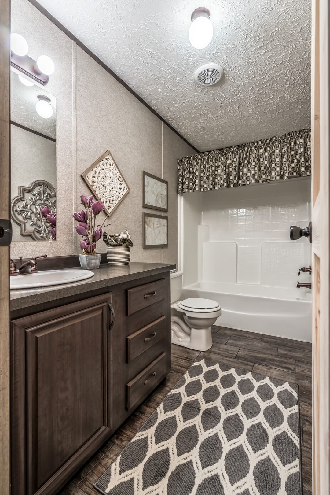 Md-33-32 bathroom home features