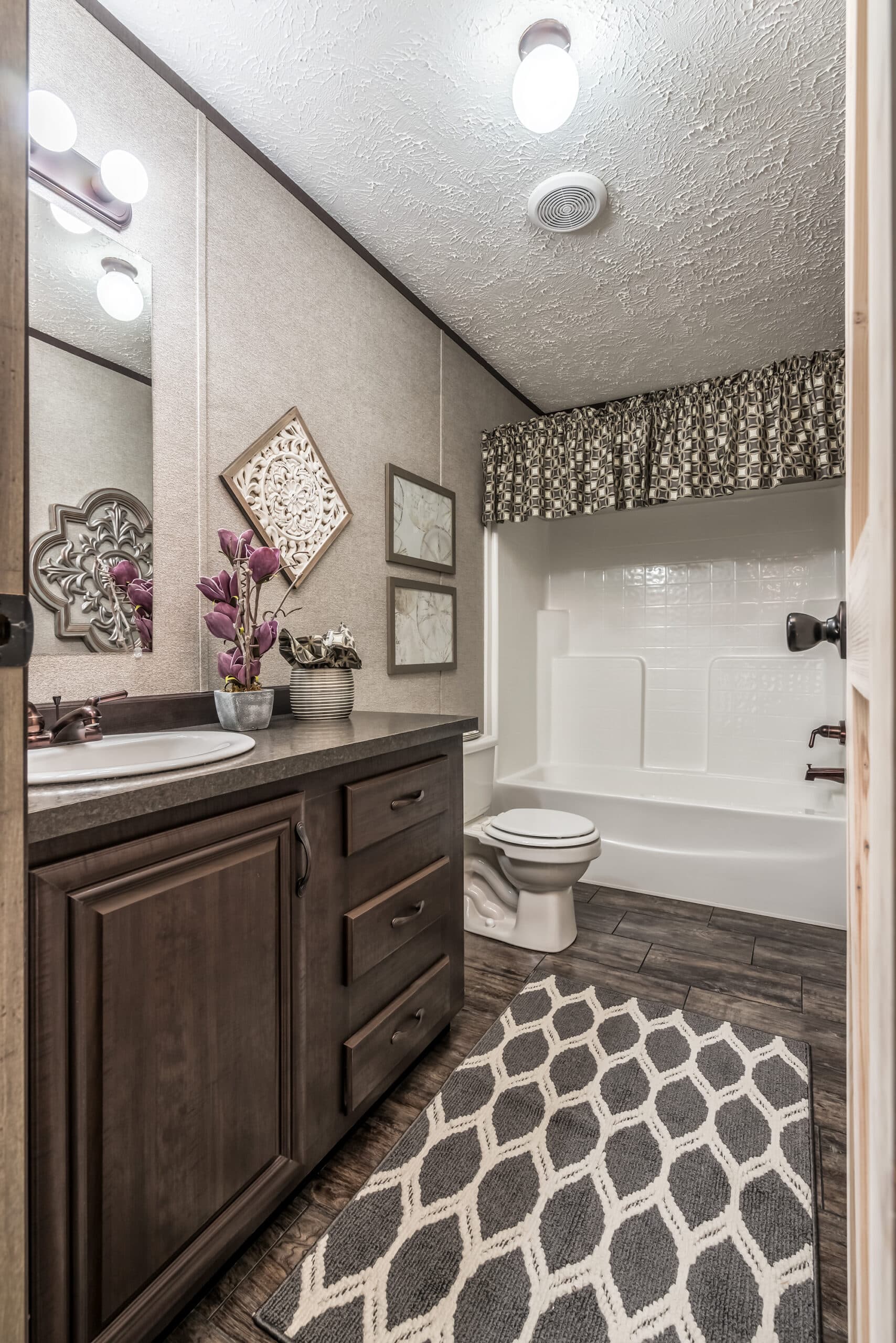 Md-33-32 bathroom home features