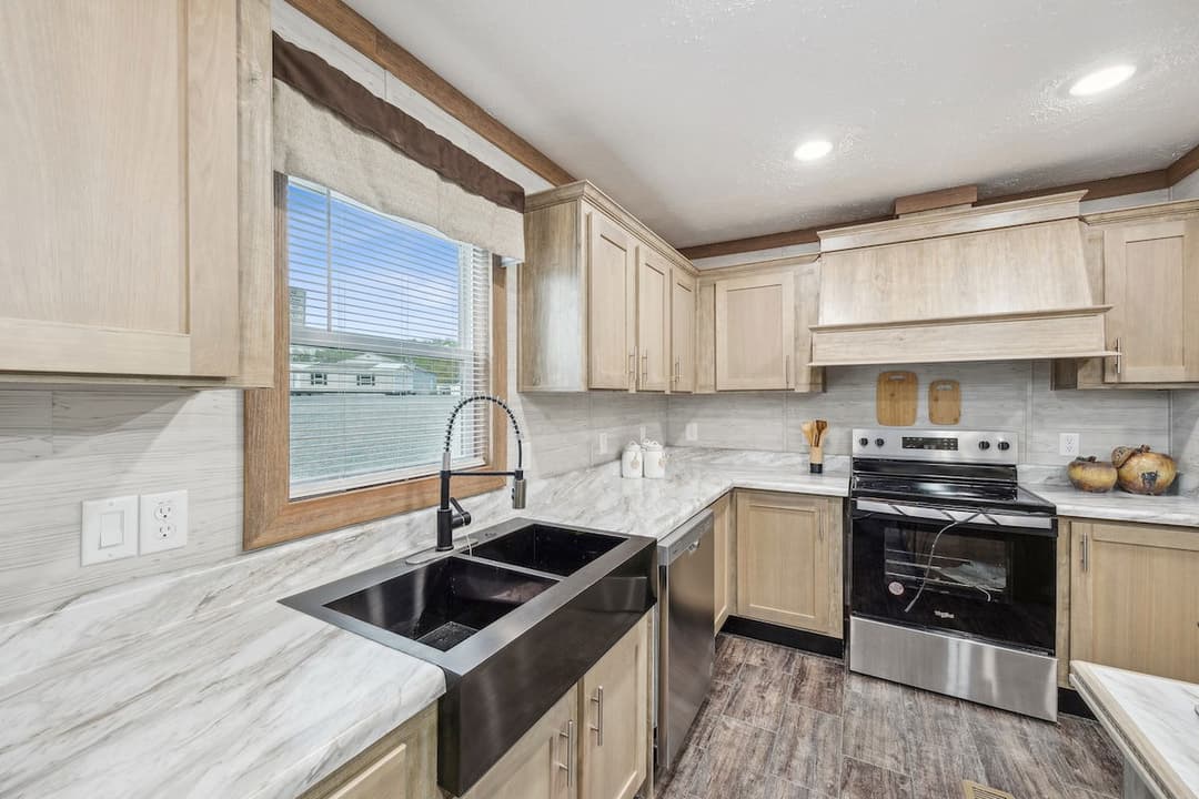 Rawhide 32' wide kitchen home features