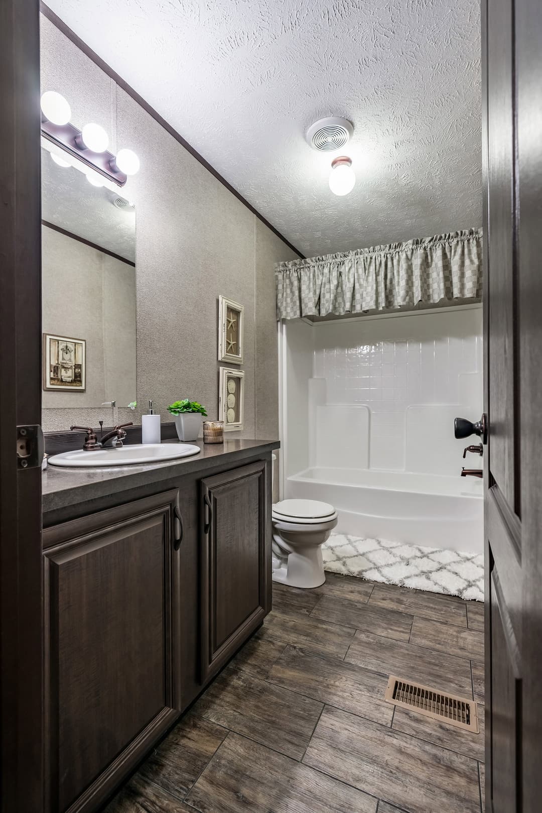 Md-36-32 bathroom home features