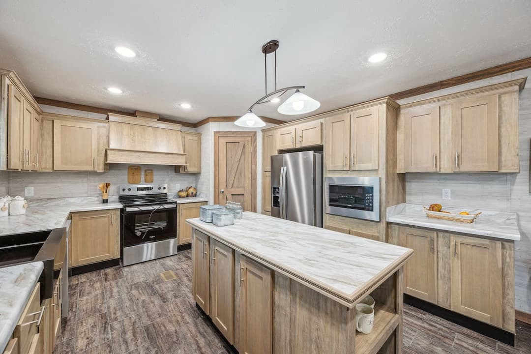 Rawhide 32' wide kitchen home features