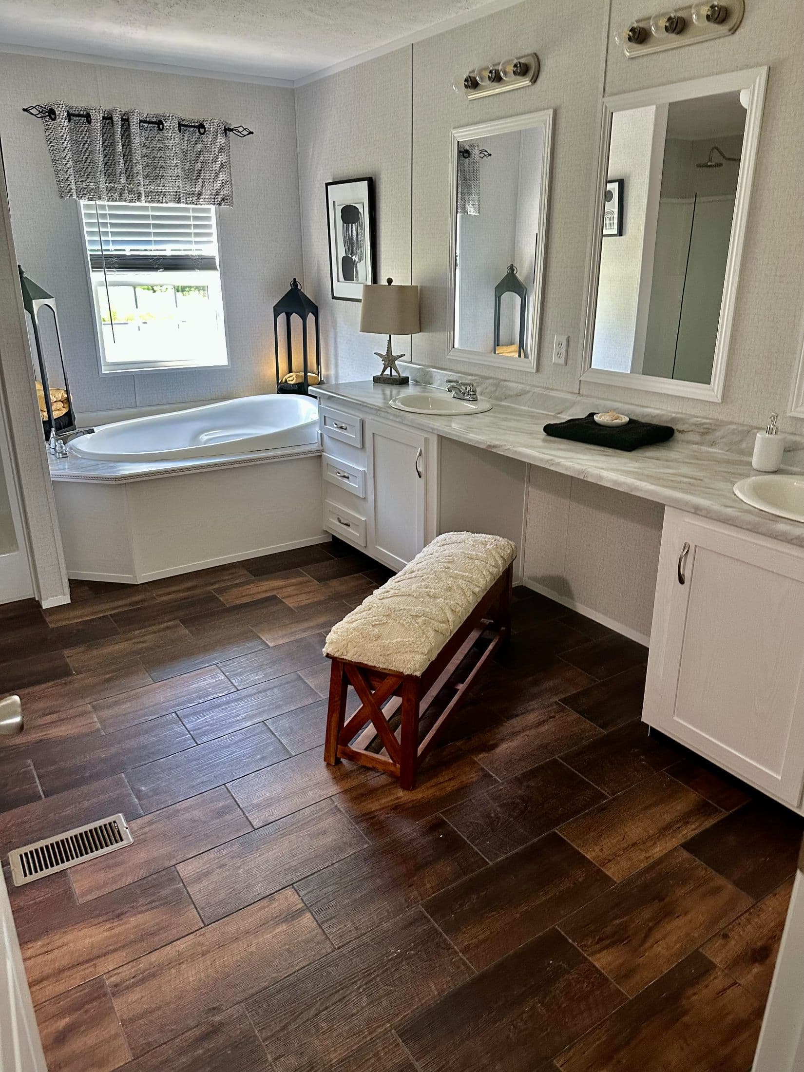 Md-45-32 interior and bathroom home features