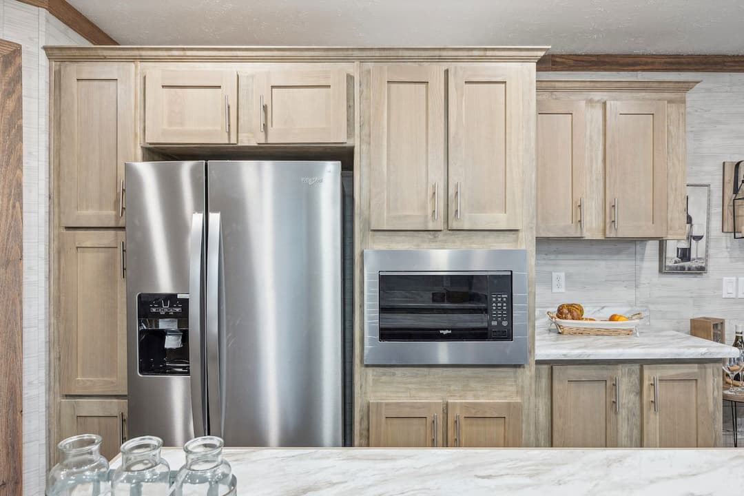 Rawhide 32' wide kitchen home features