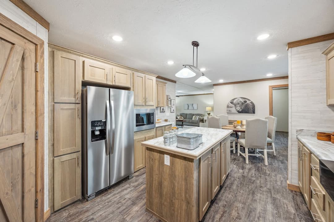 Rawhide 32' wide kitchen home features