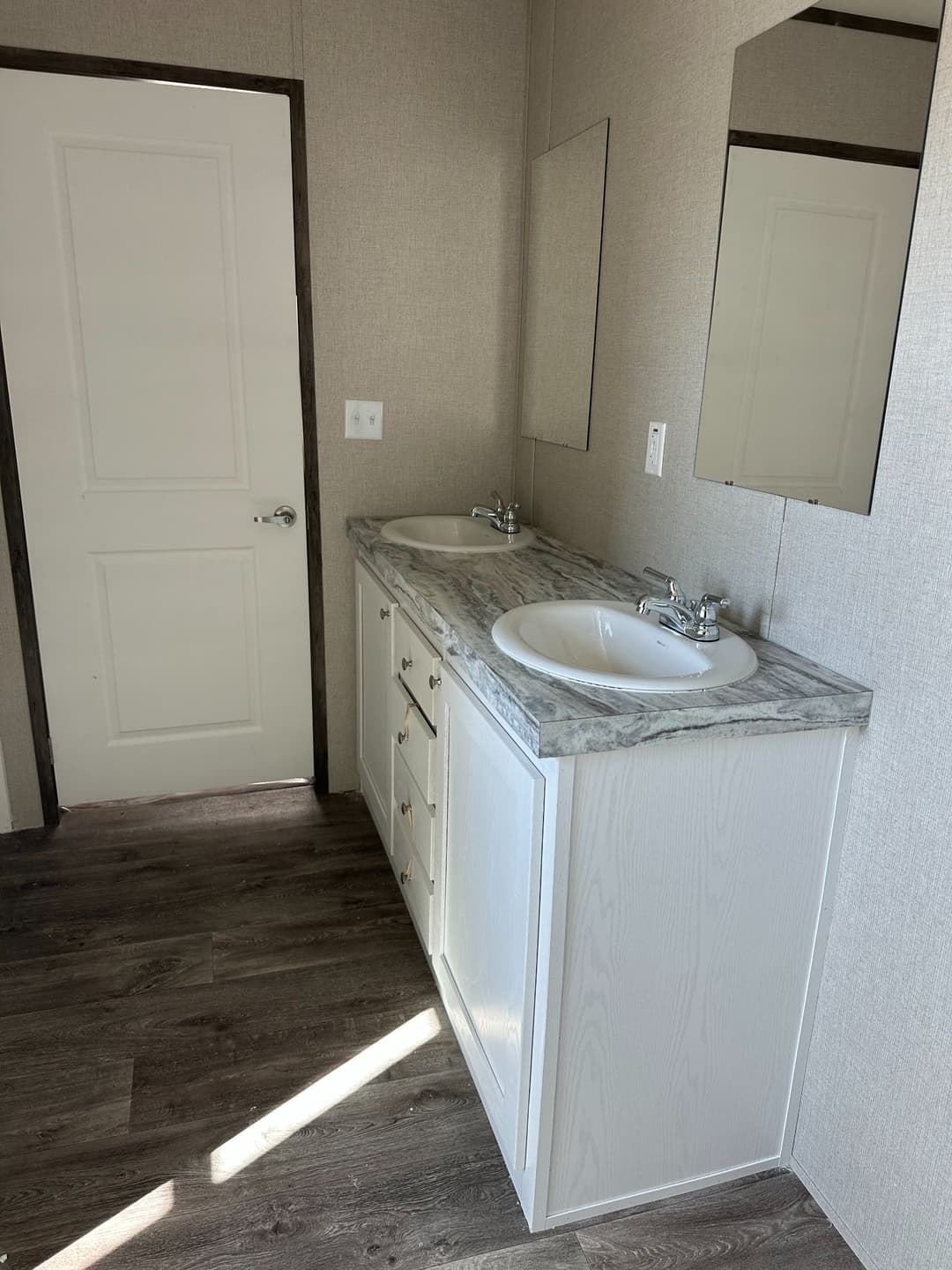 Panama interior and bathroom home features