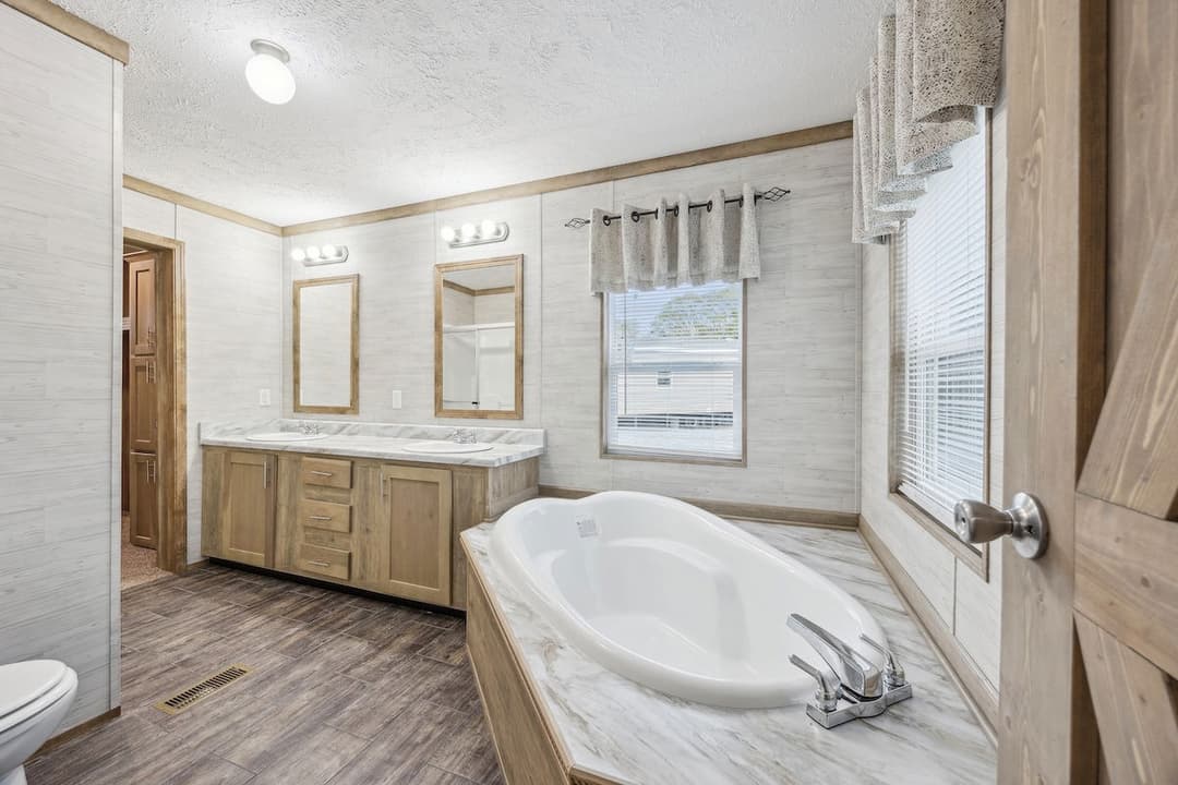 Rawhide 32' wide bathroom home features