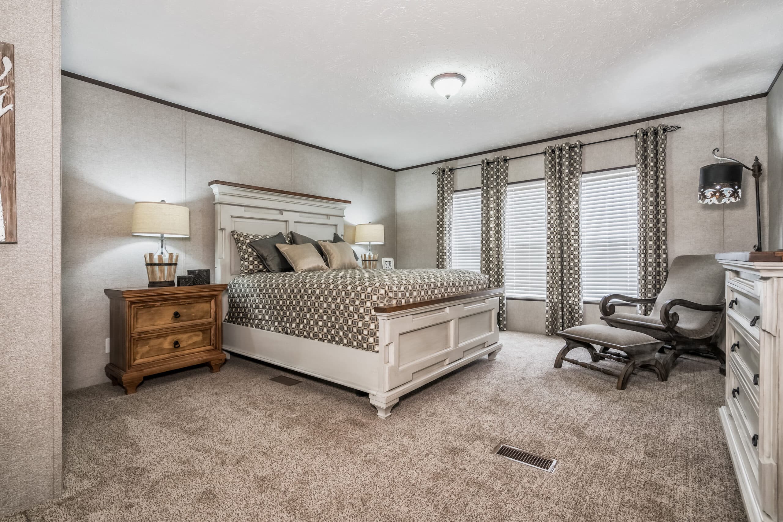 Md-33-32 bedroom home features