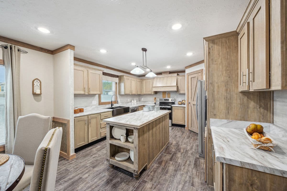 Rawhide 32' wide kitchen home features