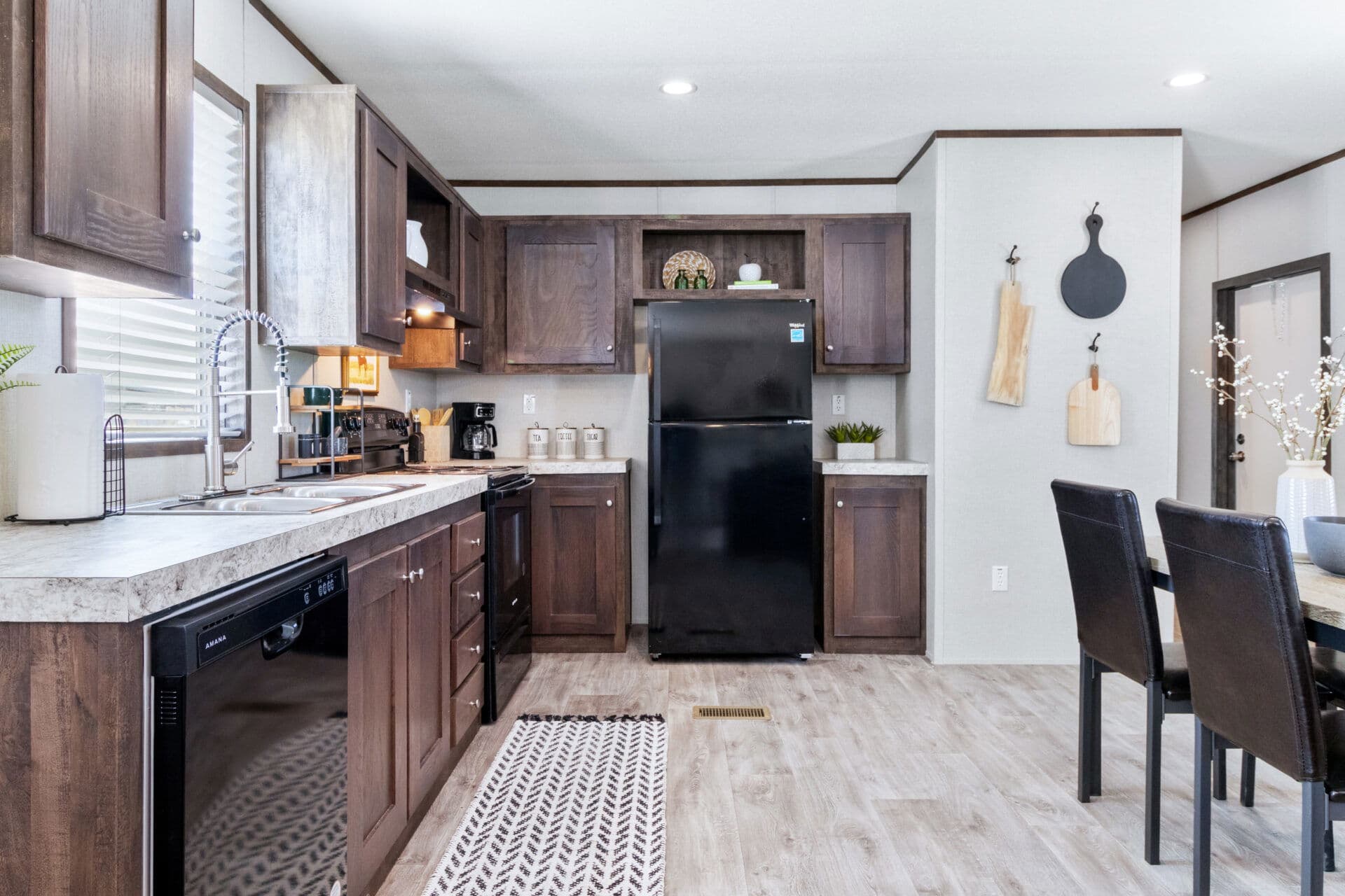 Tropic interior and kitchen home features