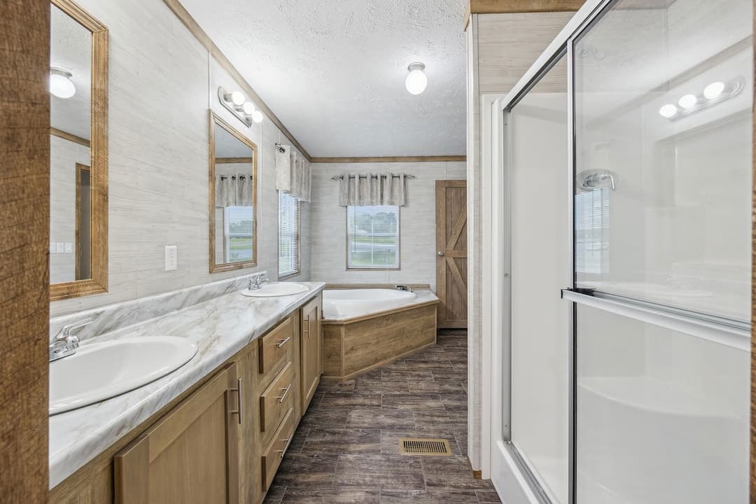 Rawhide 32' wide bathroom home features