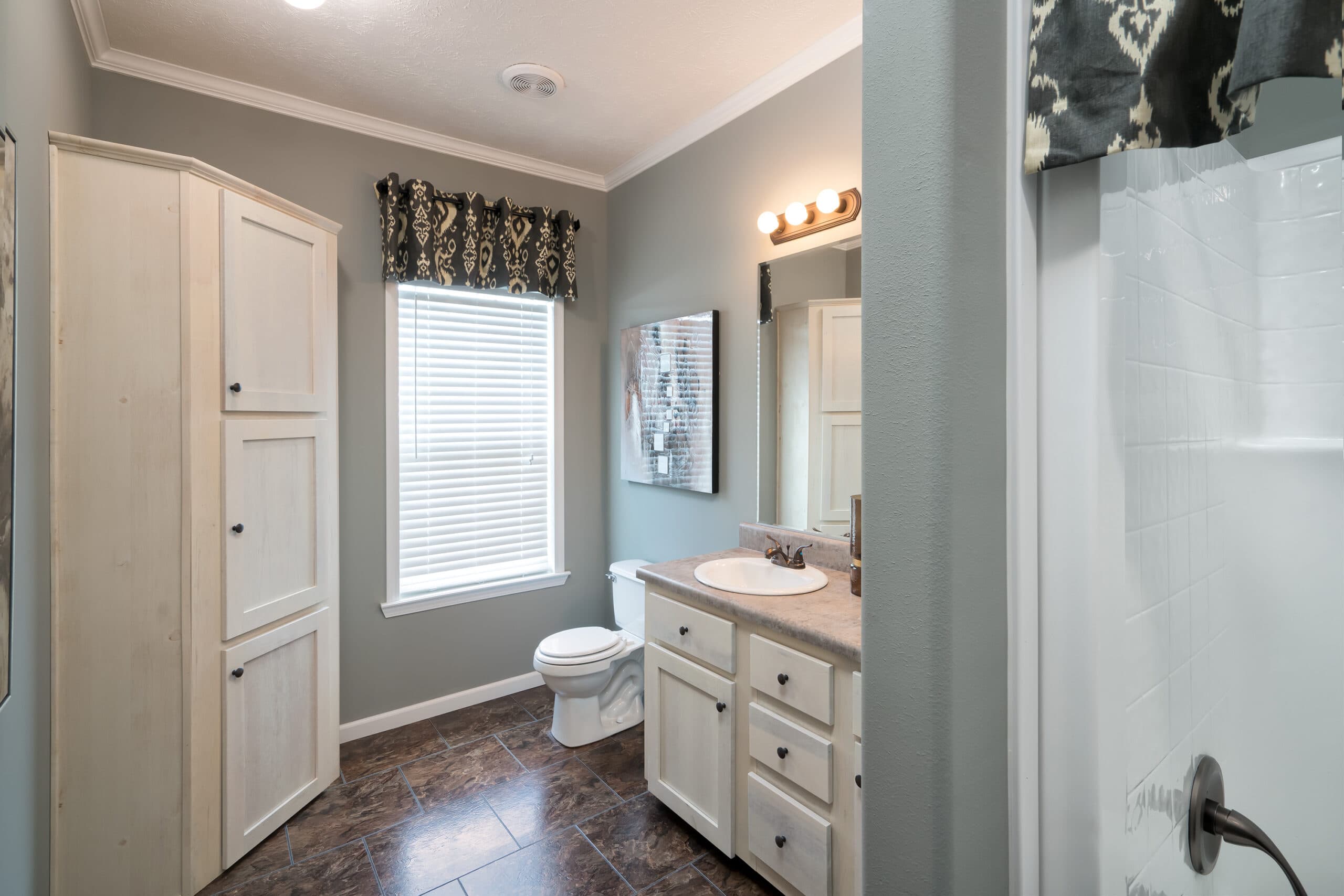 Kb-3239 bathroom home features