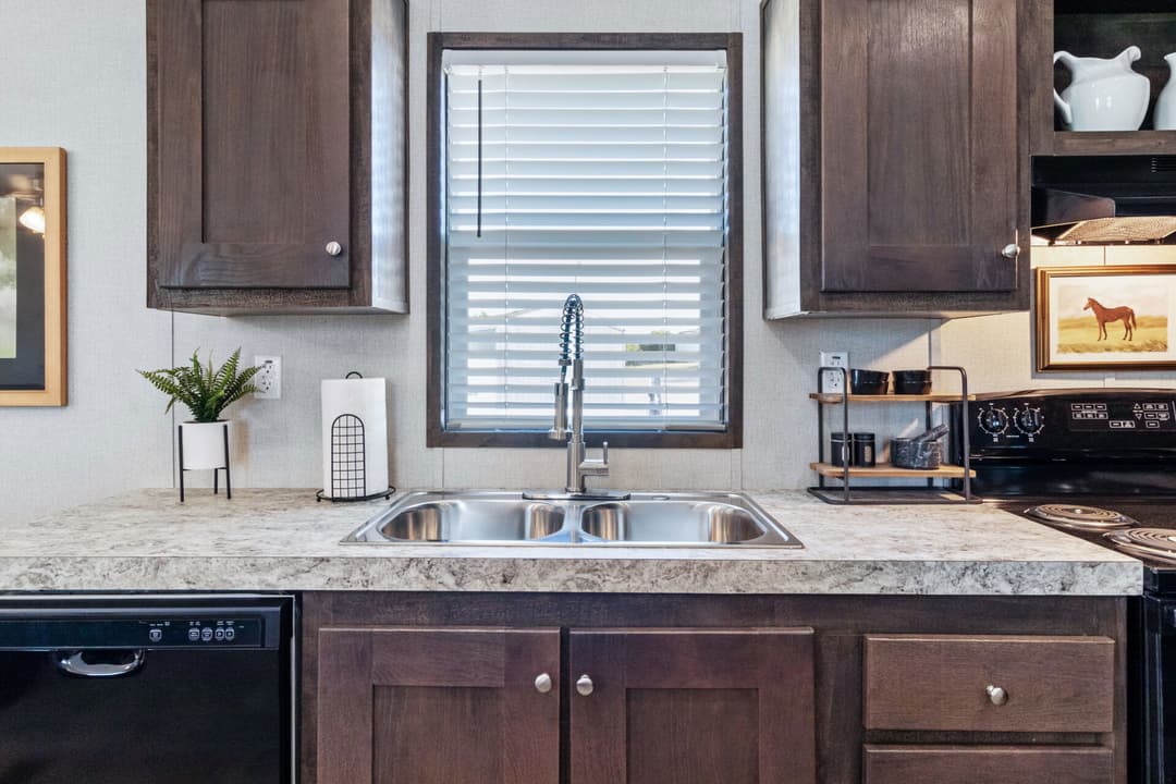 Tropic interior and kitchen home features