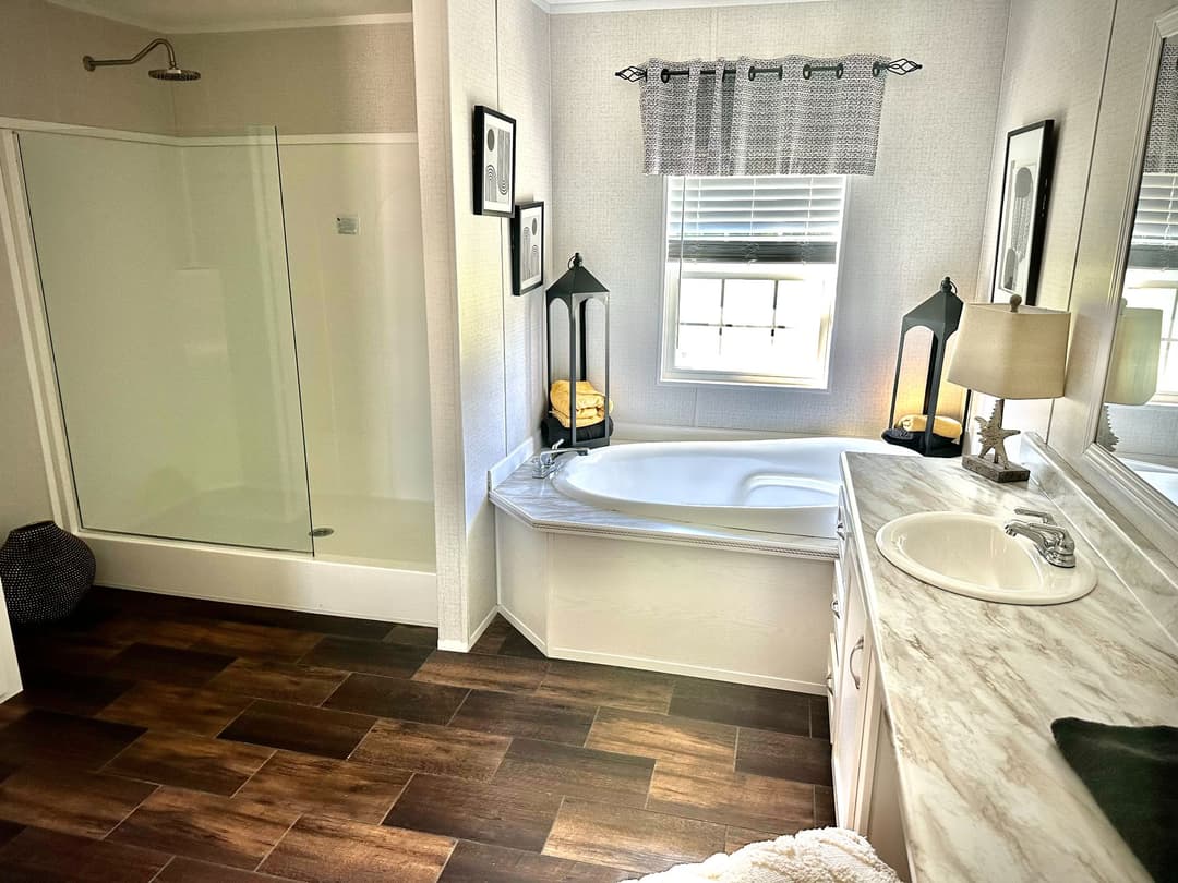 Md-45-32 interior and bathroom home features