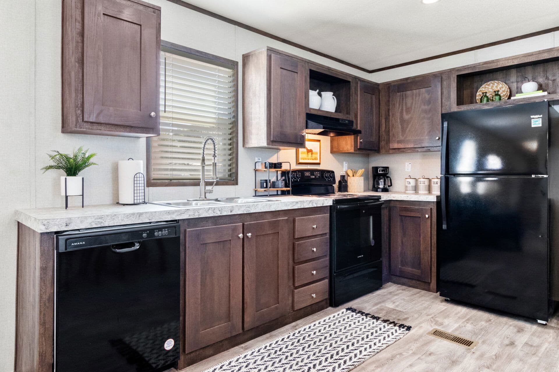 Tropic interior and kitchen home features