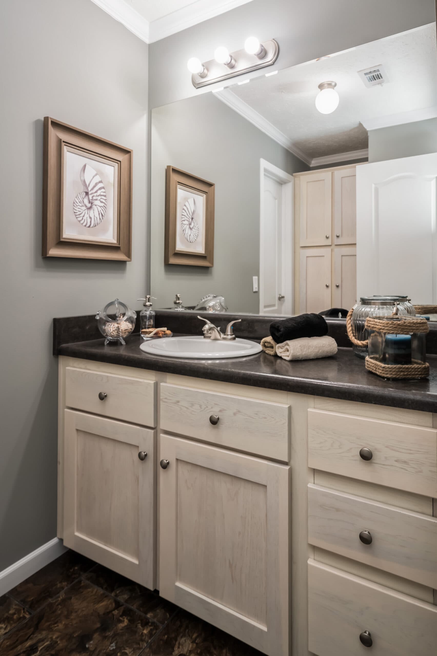 Kb-3240 bathroom home features