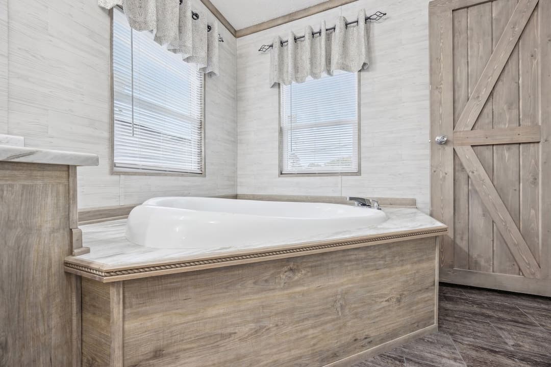 Rawhide 32' wide bathroom home features