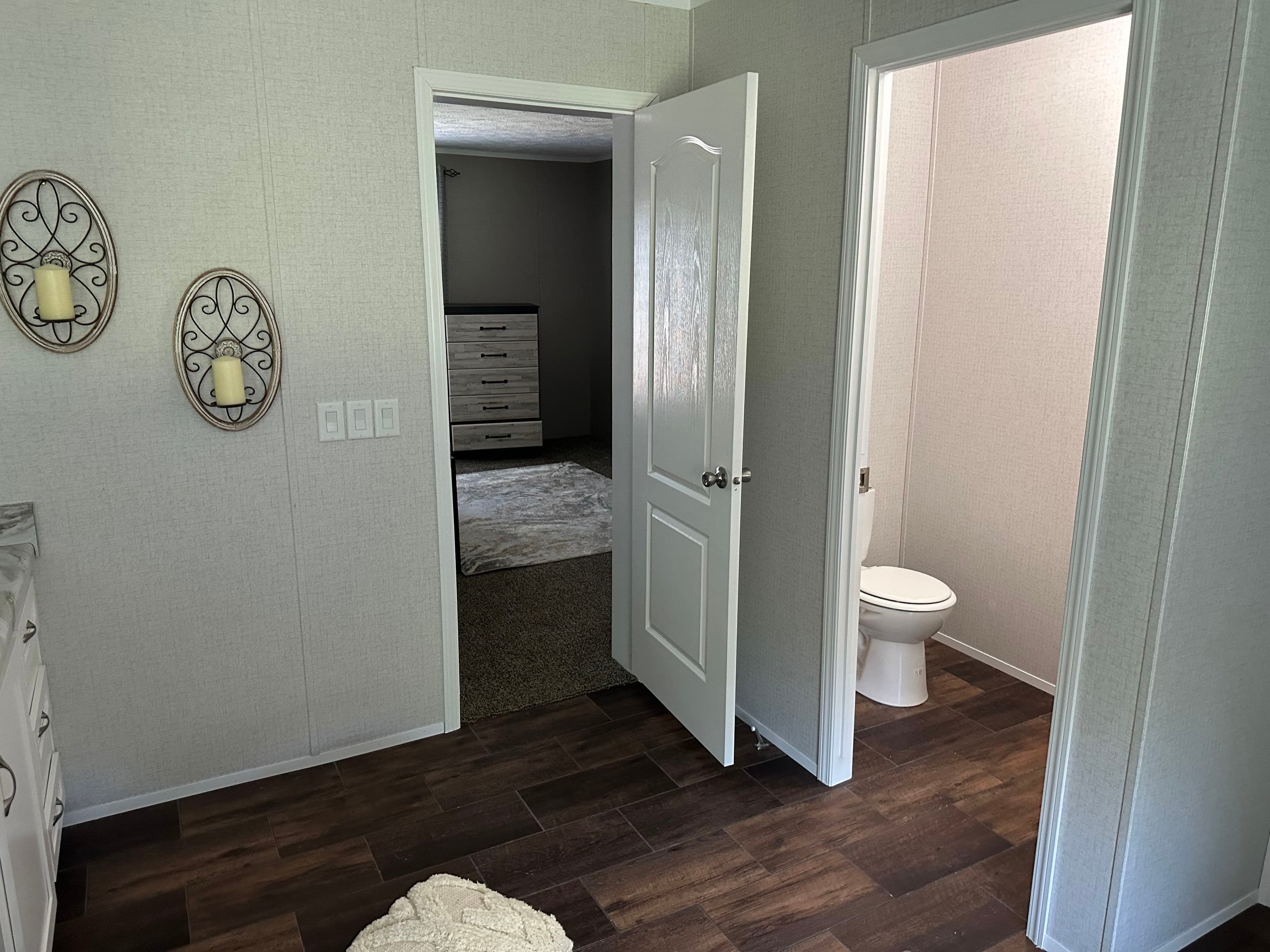 Md-45-32 interior and bathroom home features